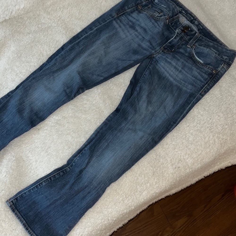 AMERICAN EAGLE CAPRIS/Med wash /Stretch artist jean/2REG IN EXCELLENT CONDITION